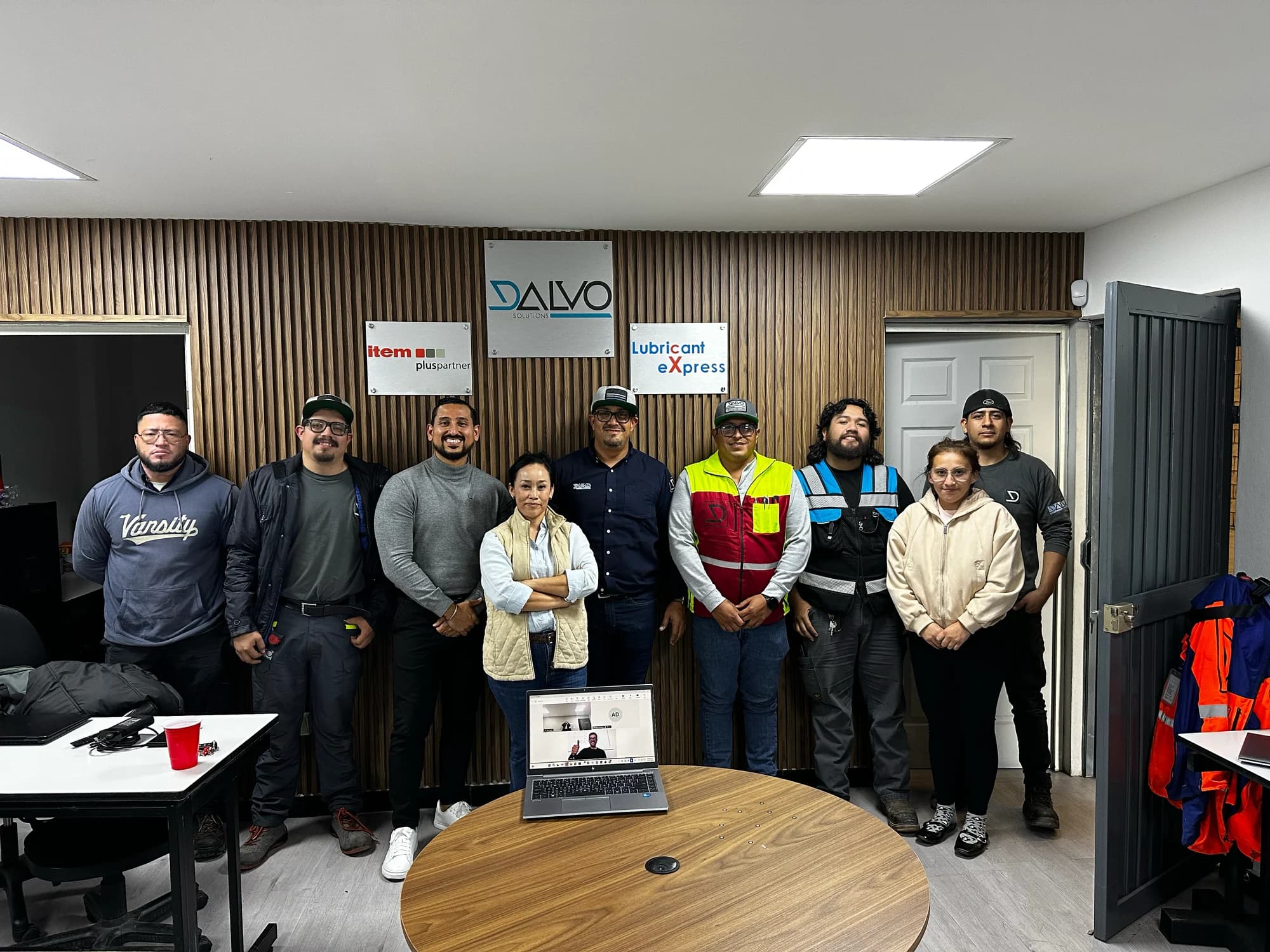 David Pirela con el equipo de una empresa cliente tras una sesión de trabajo en sus oficinas.